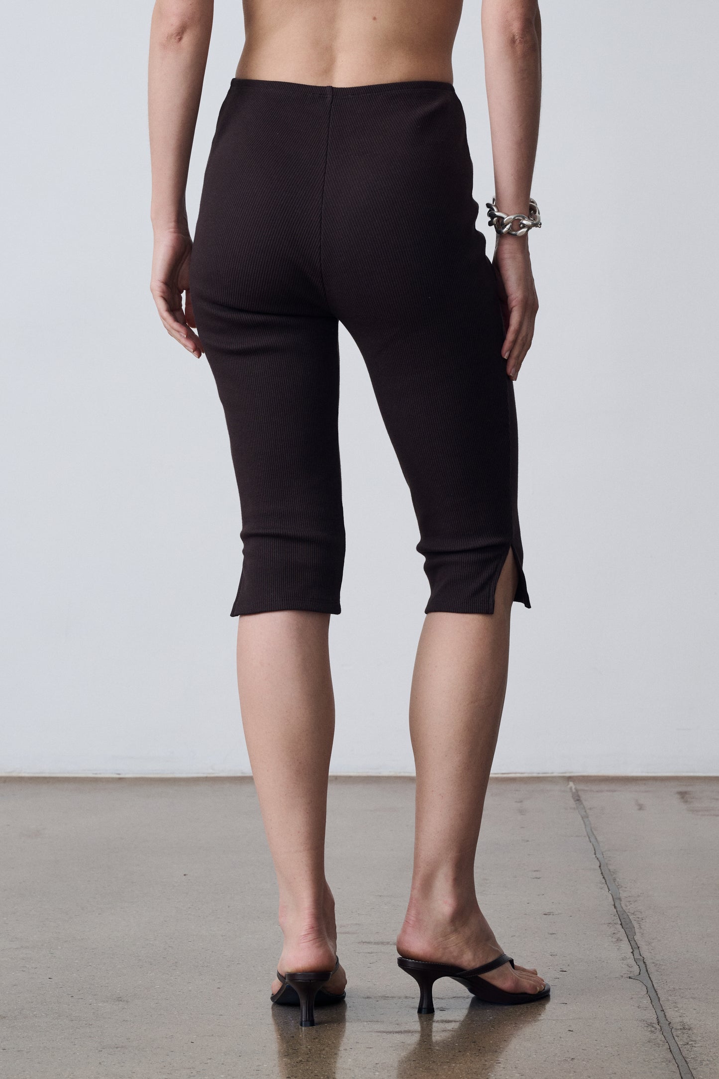 The Ribbed Knit Crop Pant - Dark Brown